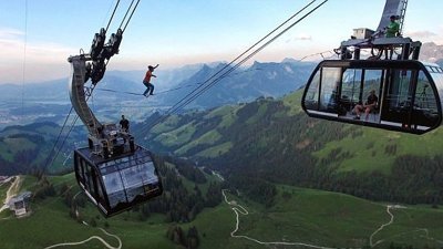 İki teleferik arasında yürüyen çılgın çift