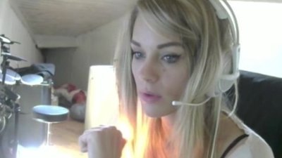 Fransız kadın canlı yayın sırasında saçını yaktı