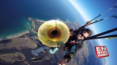 Paraşütle uçarken tuba çalan adam