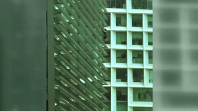 Güvenlik kiti olmadan binaya tırmandı