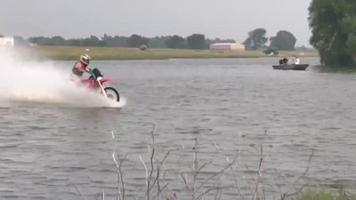 Gölü motorla geçen çılgın adam