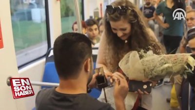 Vatmandan tramvayda sürpriz evlenme teklifi