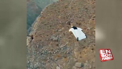 Wingsuit yapan gençler havada konuşmaya çalıştı