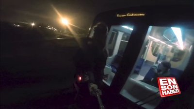 Metronun arkasına tutunan adrenalin tutkunu kadın