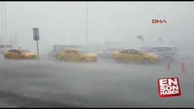 Taksim Meydanı'nda şiddetli yağış 