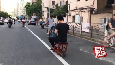 Kaykayına motor takan adam