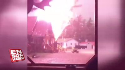 Kanada'da ağaca yıldırım düştü