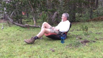 Bağırarak göldeki böcekleri dans ettiren adam