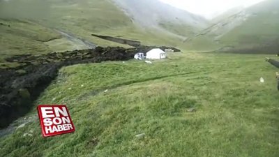Çin'de kopan toprak parçası dere gibi aktı