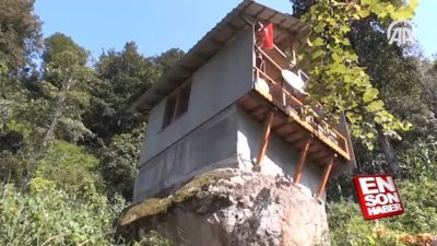 16 metrekarelik kaya üzerine ev yaptı