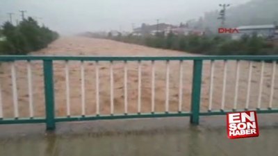 Arhavi’de sel gitti çamur kaldı