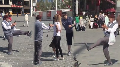 Güvercinleri kullanarak fotoğraf çeken amca