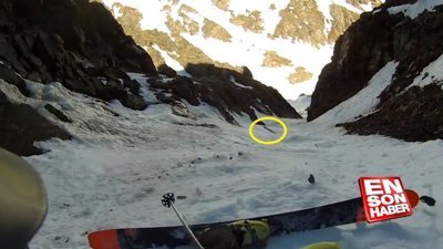 Kayakçı kayak takımının tekini düşürdü