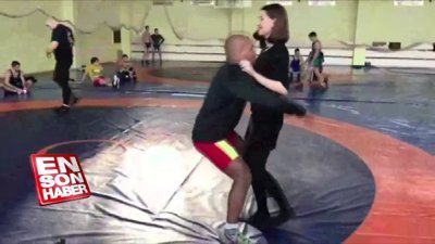 Kadın muhabire salto atan güreşçi