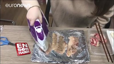 Ofis ortamında yemek yapan Çinli kadın