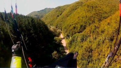 Yamaç paraşütü yaparken ağaca tosladı