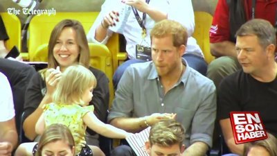 Prens Harry'nin patlamış mısırından çalan küçük kız