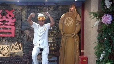 Çinli aşçının ilginç yemek hazırlama yöntemi