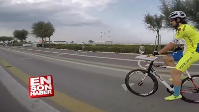 Bisiklet sürerken yemek yiyen sürücü