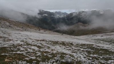 Zigana Dağı'na mevsimin ilk karı yağdı