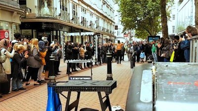 Gözleri kapalı çelik dişlerin arasından atlayan adam