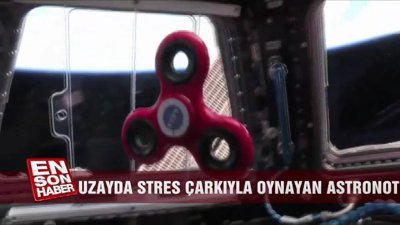 Uzayda stres çarkıyla oynayan astronot