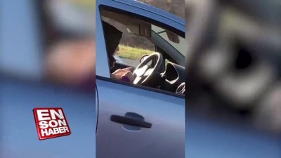 Trafikte örgü ören kadın sürücü 