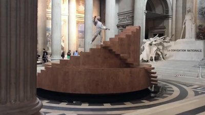 Fransız dansçının büyüleyen gösterisi