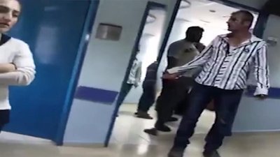 Yaralı tavuğu hastaneye götüren koca yürekli adam