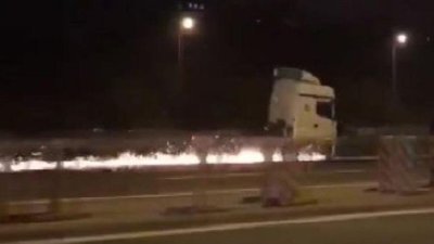 Polis TEM'de ters şeritte ilerleyen TIR'ı kovaladı