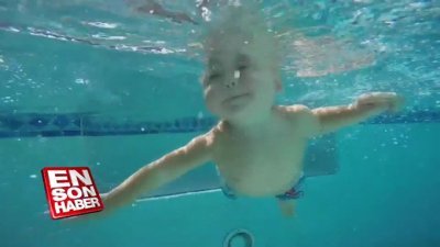 19 aylık bebeğin havuz keyfi