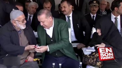 Erdoğan yaşlı adama tesbih hediye etti