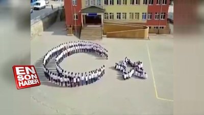 Öğrencilerden muhteşem Ay - Yıldız kareografisi
