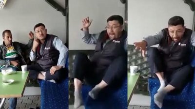 Yılana tiki olan adama yılan şakası