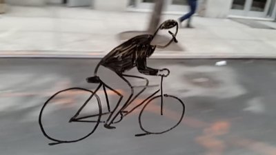 Cama çizdiği bisikletli ile şehir turu yapan sanatçı