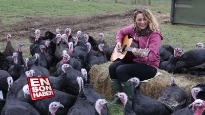 Hindilere konser veren kadın