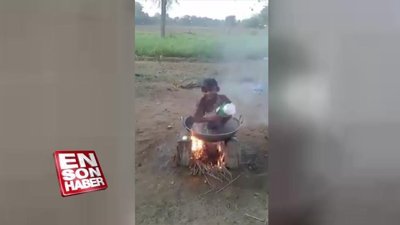 Kaynar suyla duş alan çocuk