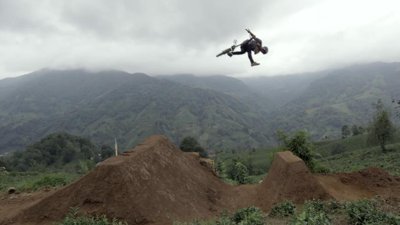 Çay tarlasında bisiklet şov