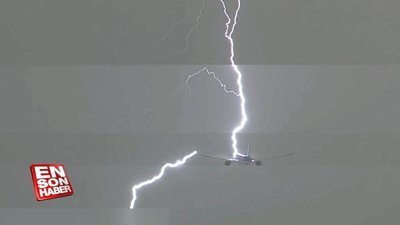 Yağmurda havalanan uçağa yıldırım çarptı