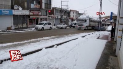  Kar, Başkale'de, yolları kapattı