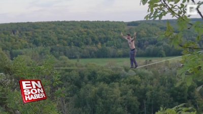 İp üzerinde moonwalk yapan adam