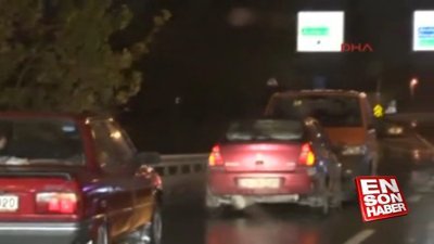 Otomobilini halatla geri geri çekti