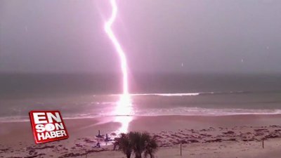 Ağır çekimde yıldırım düşme anı