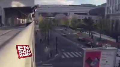 ABD'li adam evinin balkonundan reklam panosuna atladı