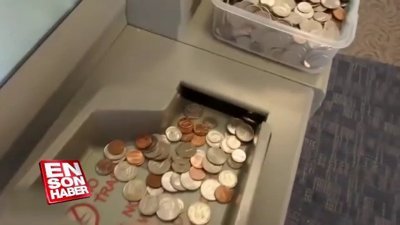 Bir kap dolusu bozuk parayı ATM'den hesabına yatırdı