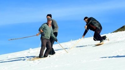 Tahta kayak takımlarıyla snowboard ustalarına taş çıkarıyorlar