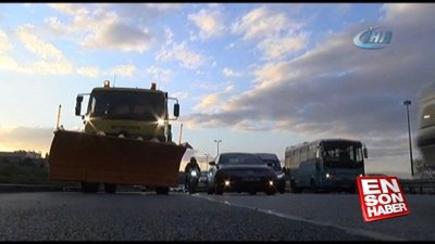 Kar küreme araçları İstanbul’da ana yollara indi 