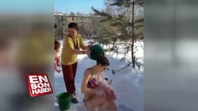 Ruslar bebeklerini buz gibi havada yıkadı