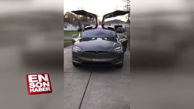 Sahibine 'Mutlu Noeller' demeye çalışan Tesla aracı