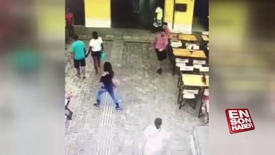 Fareye şut çekip kadını vuran adam